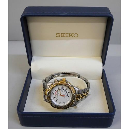 815 - A Seiko Kinetic quartz day date wristwatch, 42mm including crown