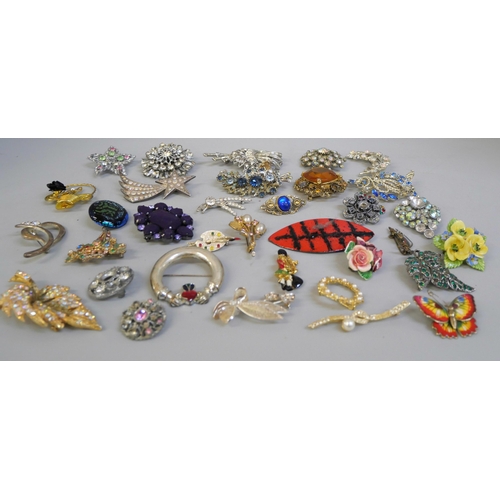 818 - 35 costume brooches