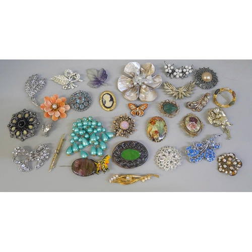 821 - 30 costume brooches