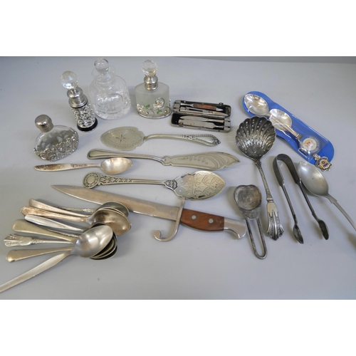 823 - A collection of silver plated items, scent bottles, etc.