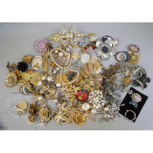 828 - A collection of vintage brooches, earrings, etc.