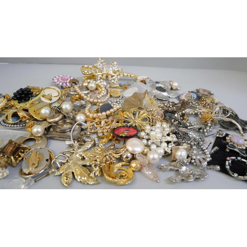 828 - A collection of vintage brooches, earrings, etc.