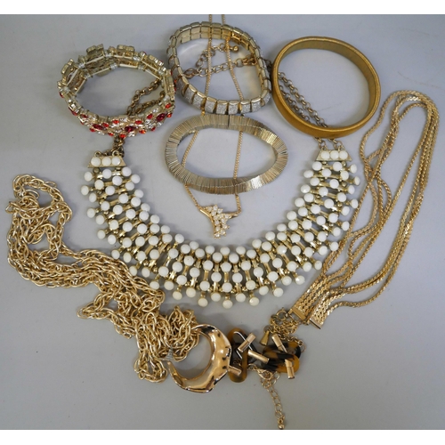 834 - Gold tone jewellery