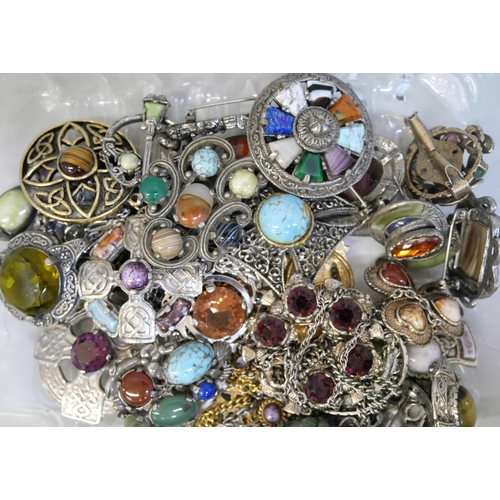 843 - A collection of vintage jewellery