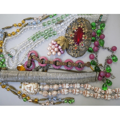 846 - A collection of vintage costume jewellery including Neiger