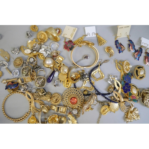 847 - A collection of vintage costume jewellery including earrings and bangles