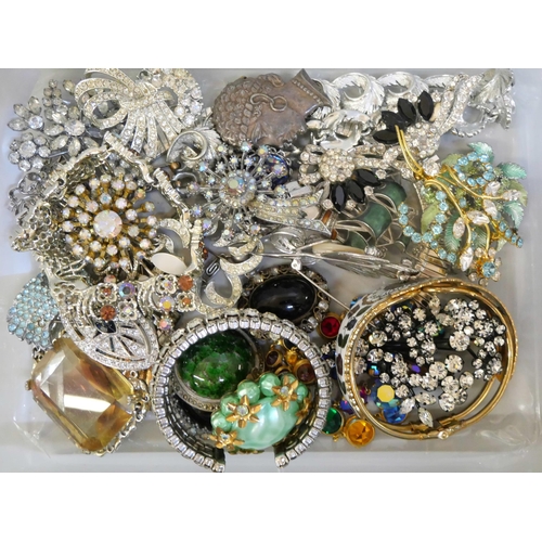 849 - A collection of vintage costume jewellery