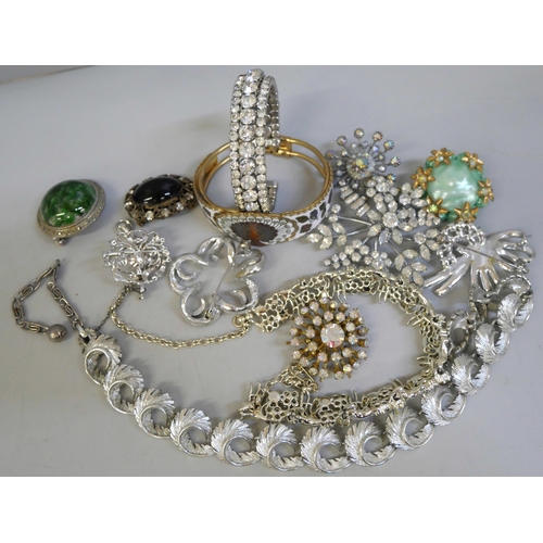 849 - A collection of vintage costume jewellery