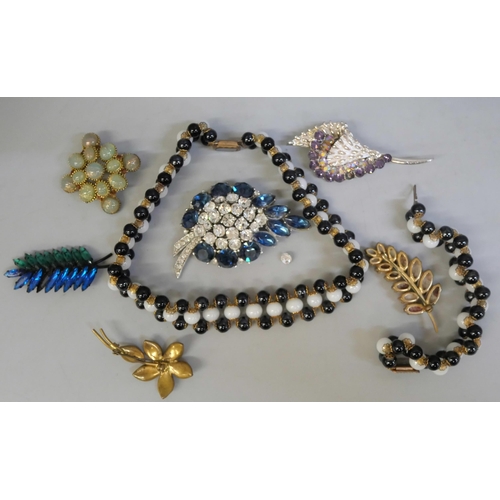 850 - A collection of vintage costume jewellery including two Trifari brooches