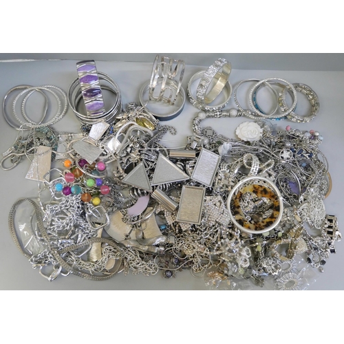 860 - A collection of silver tone jewellery