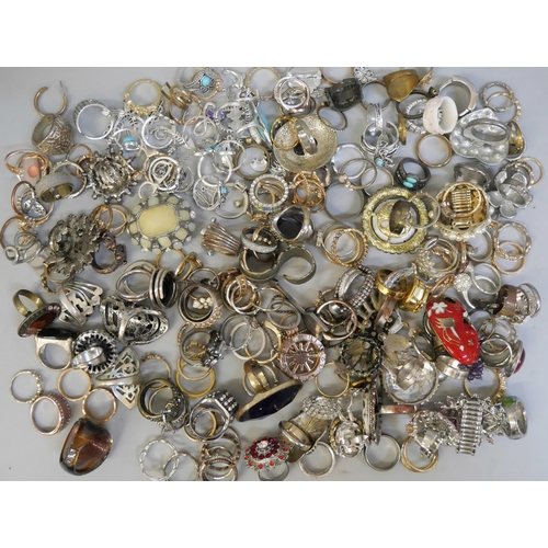 866 - A large collection of costume rings