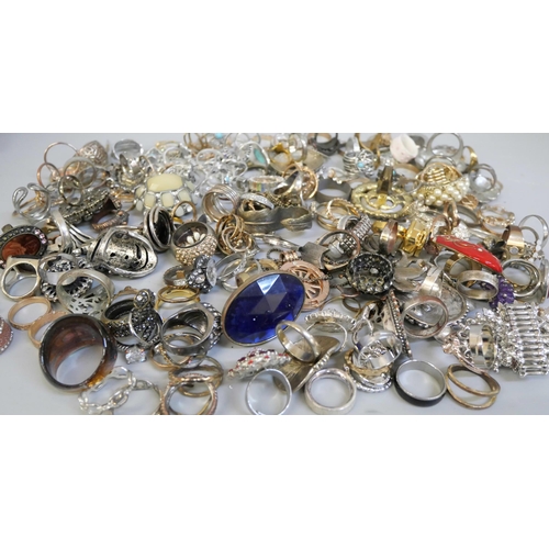 866 - A large collection of costume rings