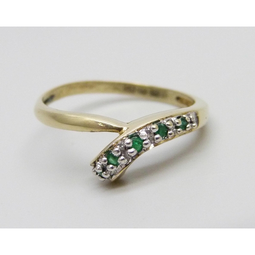 867 - A 9ct gold emerald set ring, 1.5g, N