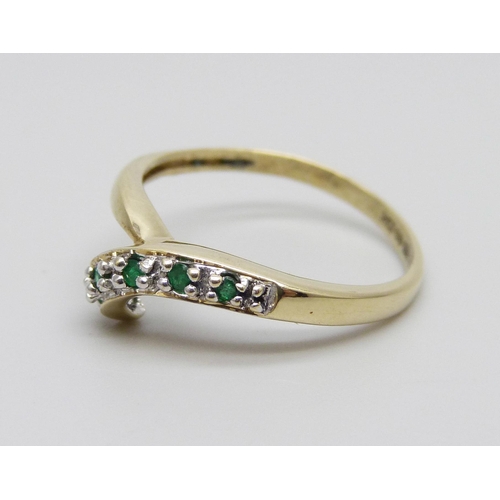 867 - A 9ct gold emerald set ring, 1.5g, N