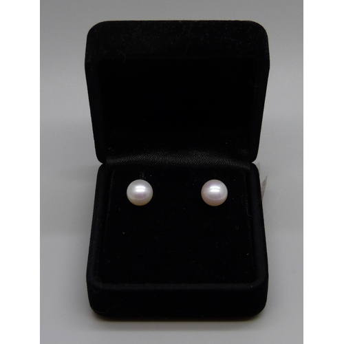 870 - A pair of 9ct gold cultured pearl stud earrings, 1.3g