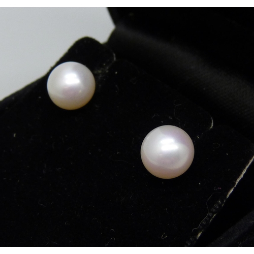 870 - A pair of 9ct gold cultured pearl stud earrings, 1.3g