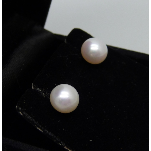 870 - A pair of 9ct gold cultured pearl stud earrings, 1.3g