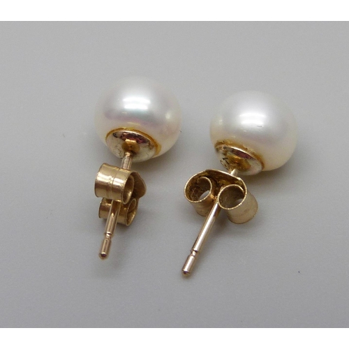 870 - A pair of 9ct gold cultured pearl stud earrings, 1.3g