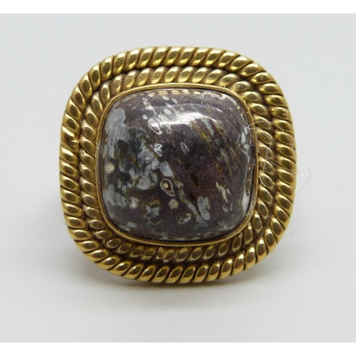 872 - A silver gilt agate set ring, N/O