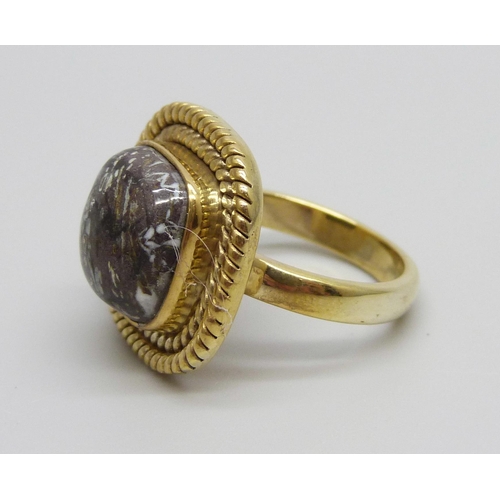 872 - A silver gilt agate set ring, N/O