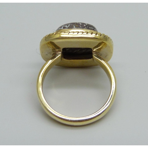 872 - A silver gilt agate set ring, N/O