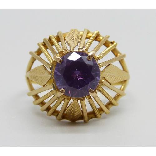 876 - A mid 20th Century yellow metal & colour change sapphire ring, stamped 18ct, 4g, S/T