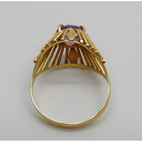 876 - A mid 20th Century yellow metal & colour change sapphire ring, stamped 18ct, 4g, S/T