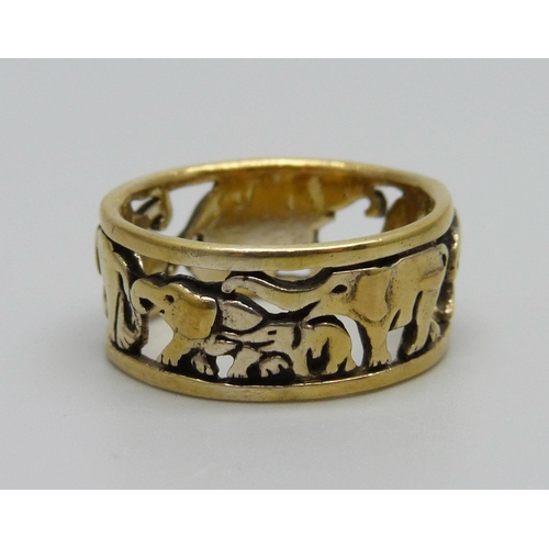 879 - A silver gilt elephant design ring, S