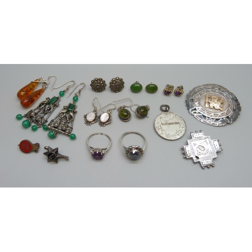 902 - A collection of silver and white metal jewellery