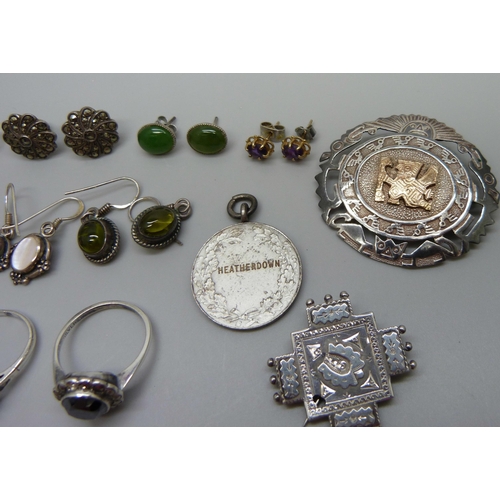 902 - A collection of silver and white metal jewellery