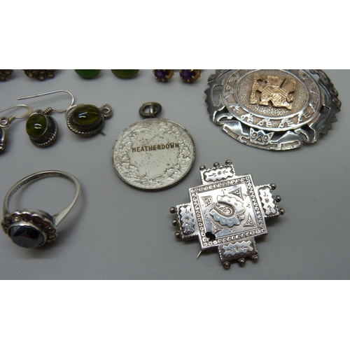 902 - A collection of silver and white metal jewellery