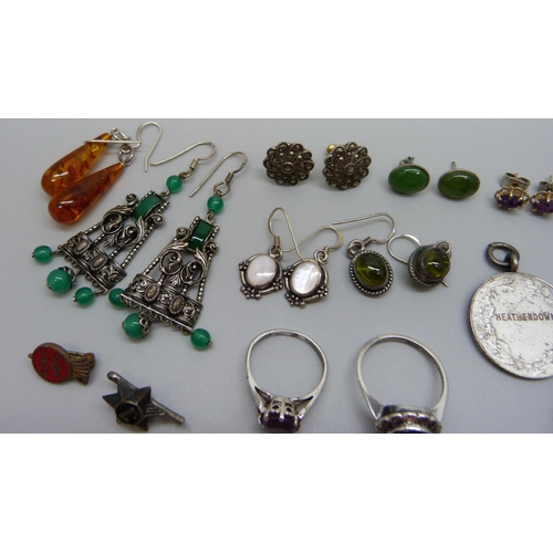 902 - A collection of silver and white metal jewellery