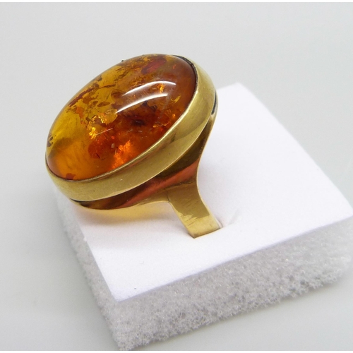 904 - A silver gilt cabochon amber ring, O