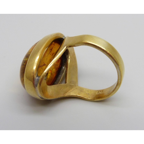 904 - A silver gilt cabochon amber ring, O