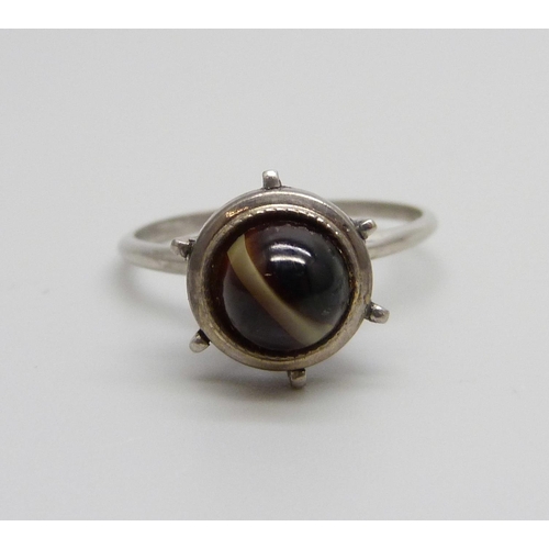 905 - A 14ct white gold ring set with banded agate, maker MG, 3.5g, R/S