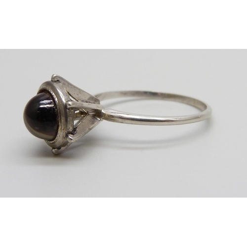 905 - A 14ct white gold ring set with banded agate, maker MG, 3.5g, R/S