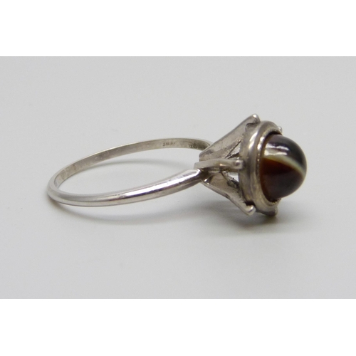 905 - A 14ct white gold ring set with banded agate, maker MG, 3.5g, R/S