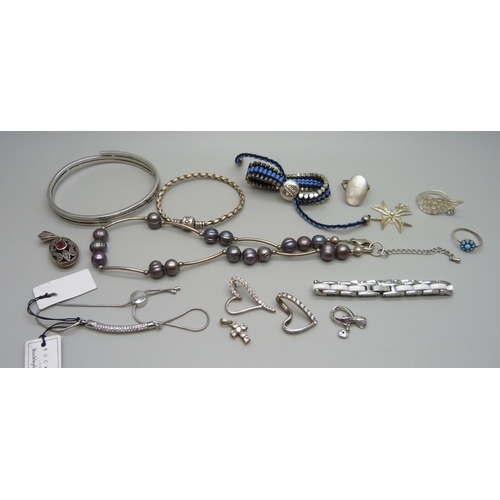 906 - A collection of jewellery including a silver bangle, rings, locket, pendants, a Pandora bracelet and... 