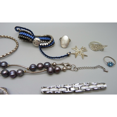 906 - A collection of jewellery including a silver bangle, rings, locket, pendants, a Pandora bracelet and... 