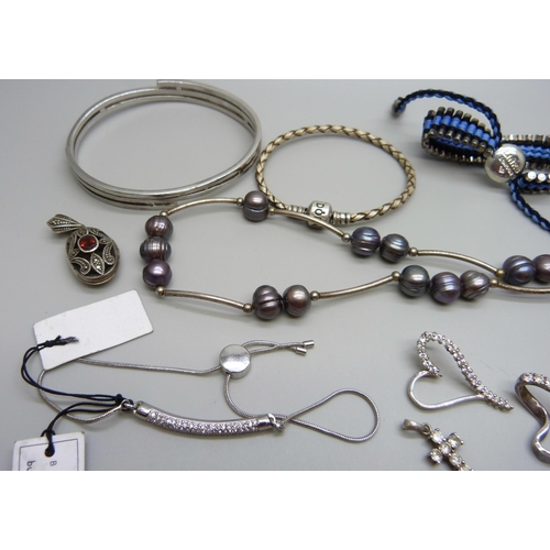 906 - A collection of jewellery including a silver bangle, rings, locket, pendants, a Pandora bracelet and... 