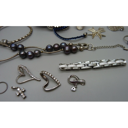 906 - A collection of jewellery including a silver bangle, rings, locket, pendants, a Pandora bracelet and... 