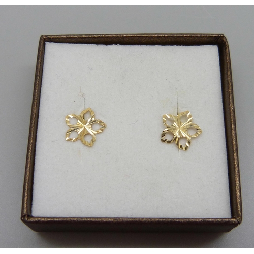 907 - A pair of yellow metal fretwork flower stud earrings, the butterflies marked 375, 0.3g