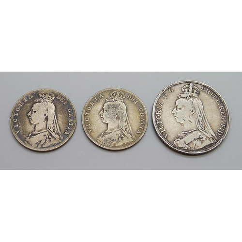 910 - A Queen Victoria 1890 Crown and two half crowns, 1891 and 1889