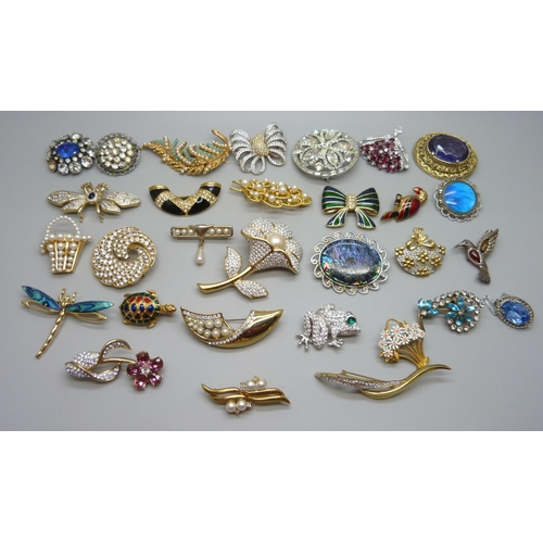 916 - Thirty costume brooches