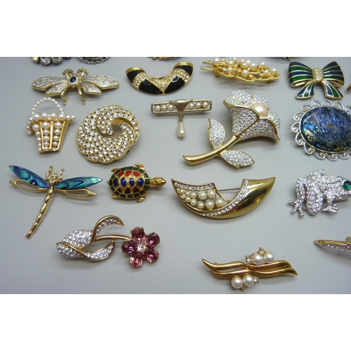 916 - Thirty costume brooches