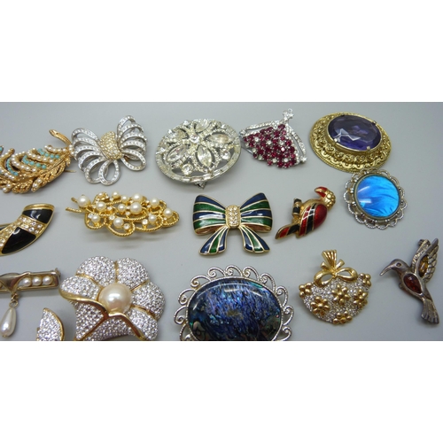 916 - Thirty costume brooches