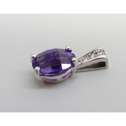 921 - A 14ct white gold, amethyst and diamond pendant, 1.1g, 1.5cm