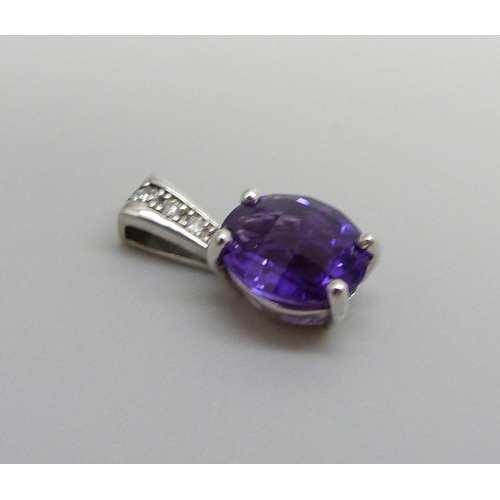 921 - A 14ct white gold, amethyst and diamond pendant, 1.1g, 1.5cm