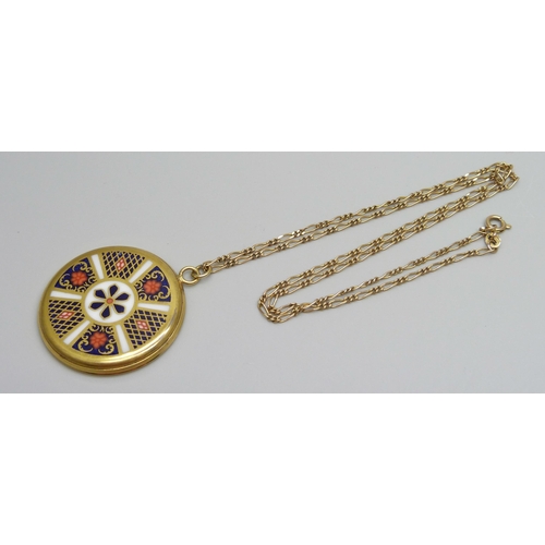 928 - A 9ct gold chain, 4.2g, 50cm and a Royal Crown Derby pendant