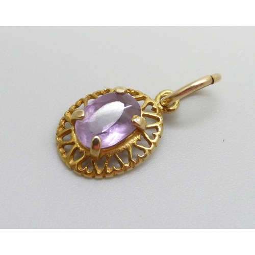 941 - A 9ct gold and amethyst set pendant, 0.9g, 1.7cm